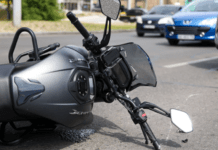 На заїзді на Центральний міст у Дніпрі збили мотоцикліста: деталі