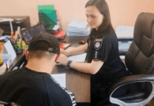 Побили та відібрали сумку: поліцейські Дніпра затримали двох грабіжників