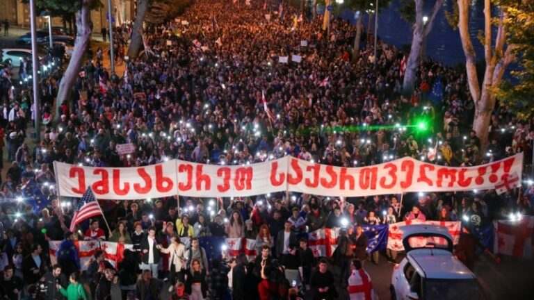 У Тбілісі пройшов багатотисячний марш проти закону про «іноагентів»