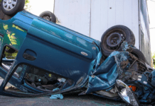 У Дніпрі на Березинській Renault зіткнувся з Acura, перекинувся на дах і зачепив Mercedes: подробиці ДТП з постраждалим