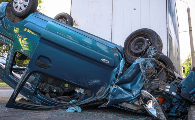 У Дніпрі на Березинській Renault зіткнувся з Acura, перекинувся на дах і зачепив Mercedes: подробиці ДТП з постраждалим