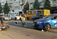 На Січеславській Набережній у Дніпрі Kia зіткнувся з мотоциклістом: є постраждалий