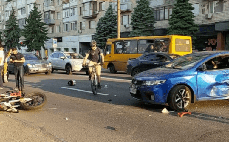 На Січеславській Набережній у Дніпрі Kia зіткнувся з мотоциклістом: є постраждалий