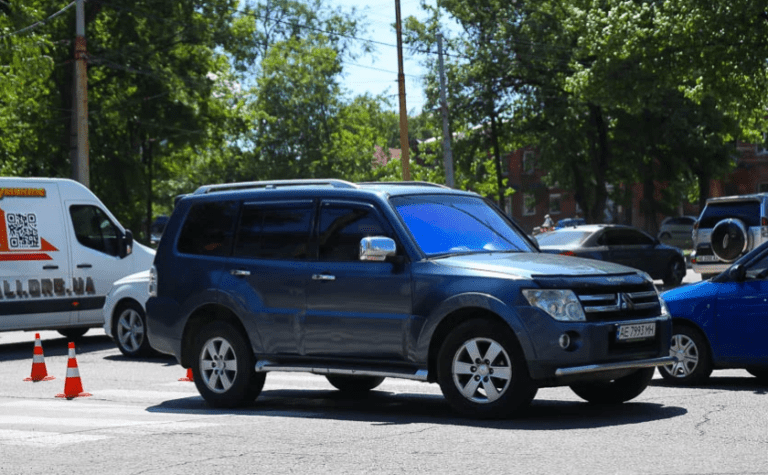 На вулиці Короленка у Дніпрі Mitsubishi збив чоловіка на переході: деталі