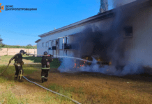 У Нікополі рятувальники загасили автівку, що спалахнула внаслідок ворожого обстрілу