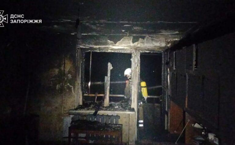 Існувала загроза розповсюдження вогню: у Запоріжжі горіла квартира у багатоповерхівці