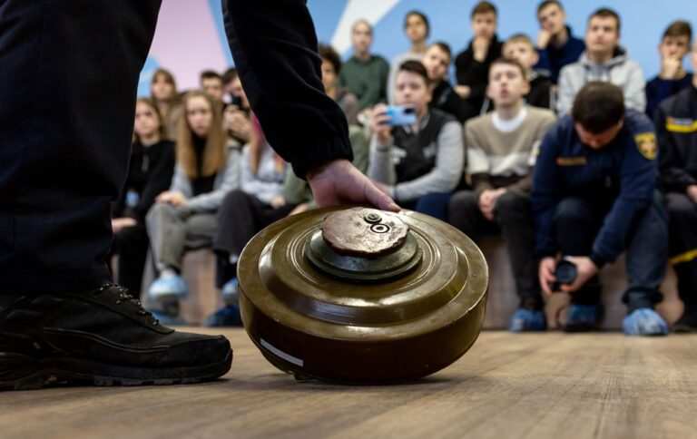 Мінна безпека під час війни: поради, як розповісти дітям про вибухонебезпечні речовини