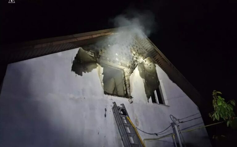 У Запоріжжі вночі зайнявся двоповерховий будинок