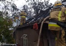 Горів дах приватного будинку: у Синельниківському районі надзвичайники ліквідували займання