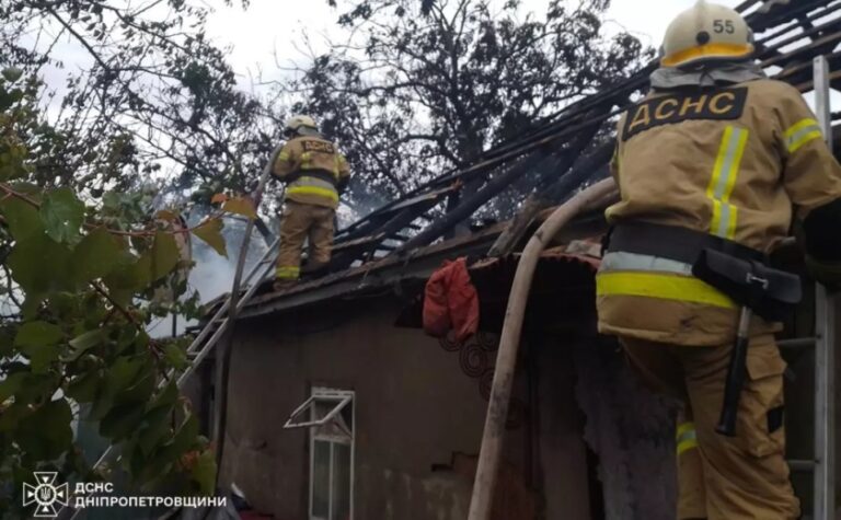 Горів дах приватного будинку: у Синельниківському районі надзвичайники ліквідували займання