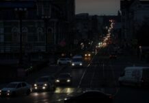 У компанії Yasno пояснили, чому абонентів не встигли попередити про відключення світла