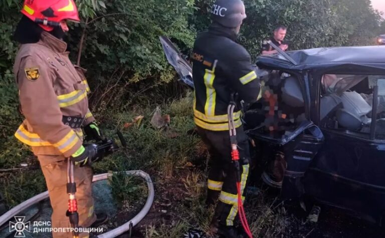 У Нікопольському районі зіткнулися ЗАЗ» та Daewoo:  тіло водія деблокували з понівеченої автівки