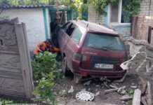 Пробив паркан та заїхав на територію приватного домоволодіння: у Дніпровському районі рятувальники допомогли ліквідувати наслідки ДТП