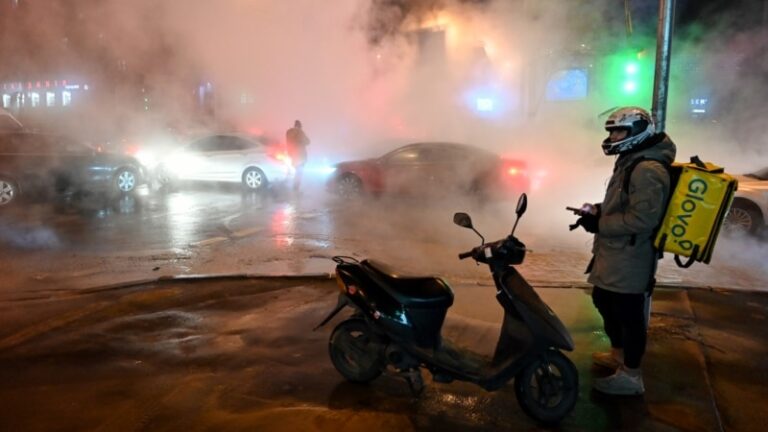 КМДА: у Києві на вулиці Антоновича частково відновили рух транспорту після пошкодження тепломагістралі