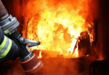 У Запоріжжі згорів гараж з автомобілем усередині