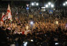 У Грузії силовики знову розганяють протести: застосовують гумові кулі (фото та відео)