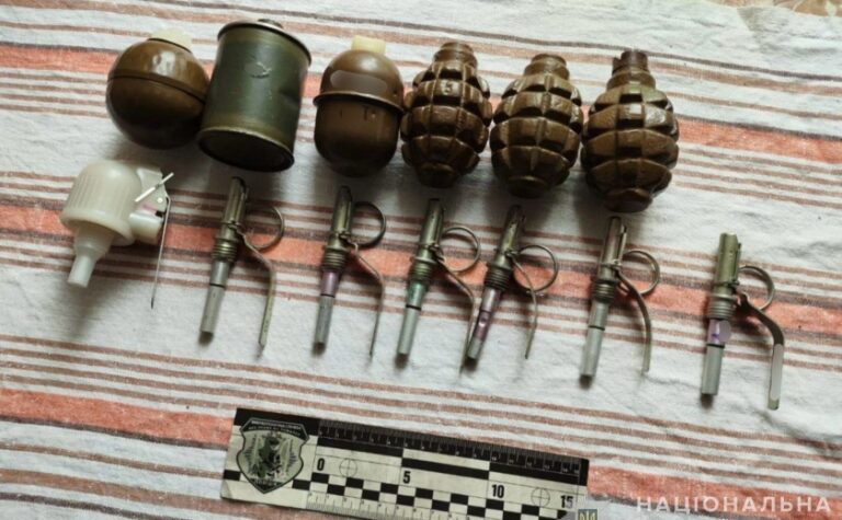 Збував зброю та боєприпаси до неї: поліцейські Кривого Рогу затримали зловмисника під час спроби продати товар