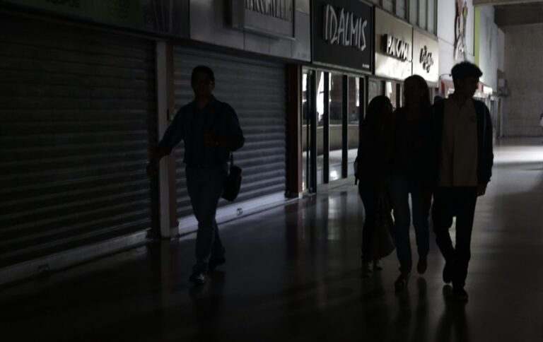 В Україні завтра будуть відключення світла, але вже за графіками