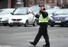 Що означають сигнали регулювальника і коли не можна їхати: 5 головних правил