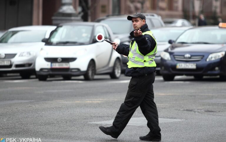 Що означають сигнали регулювальника і коли не можна їхати: 5 головних правил