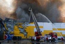 Гасять 150 рятувальників та робот. У Варшаві масштабна пожежа, горить ТЦ