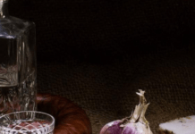 Чому на поминках не прийнято цокатися келихами: історія забобону й релігійне пояснення