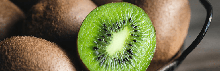 Зі шкіркою чи без: дієтологи розповіли, як правильно їсти ківі