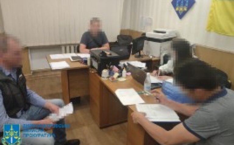 Хабар за безперешкодне користування спецтехнікою:  посадовцю одного із відділень Регіонального офісу водних ресурсів Дніпропетровщини повідомлено про підозру