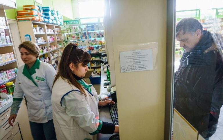 Хто та як може забрати ліки в аптеці за е-рецептом: пояснення від НСЗУ