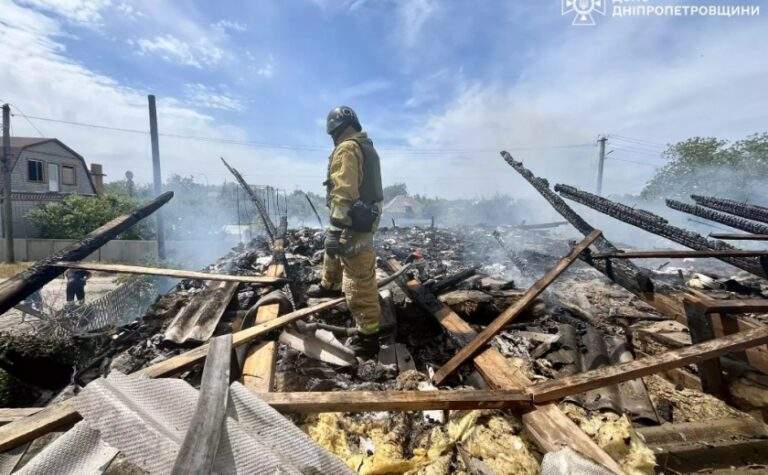 Рятувальники ліквідували пожежу, що виникла внаслідок ворожого обстрілу Нікополя