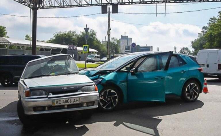 У Дніпрі на вулиці Щепкіна зіткнулися ВАЗ та Volkswagen
