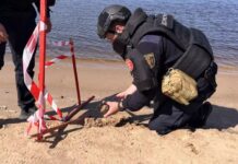 Запорізькі піротехніки ДСНС на березі Дніпра виявили дві мінометні міни часів минулих війн