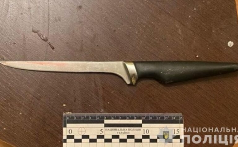 Наніс ножові поранення знайомому: поліцейські Павлограда затримали 43-річного підозрюваного