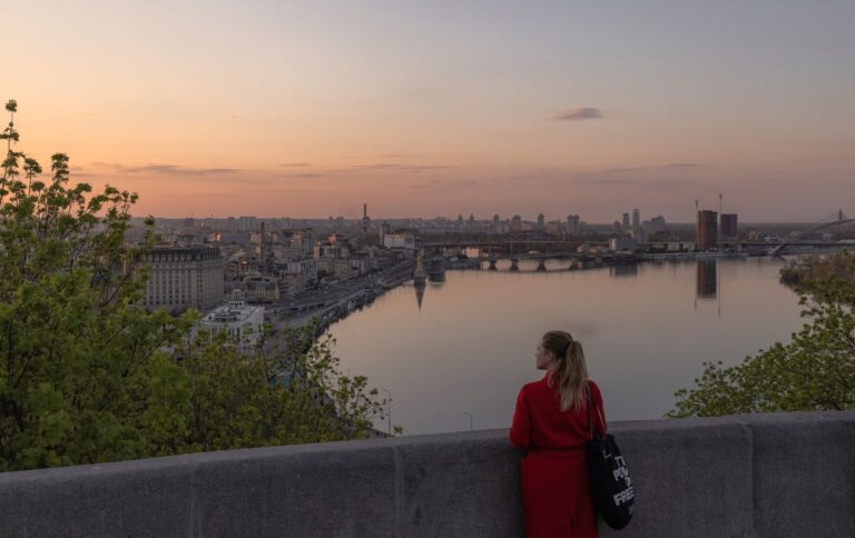 Дощі минуть, але прохолода лишиться: якою буде погода в Україні завтра