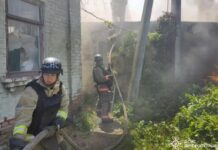 У Нікополі вогнеборці ліквідували пожежу на підприємстві, що виникла внаслідок ворожого обстрілу