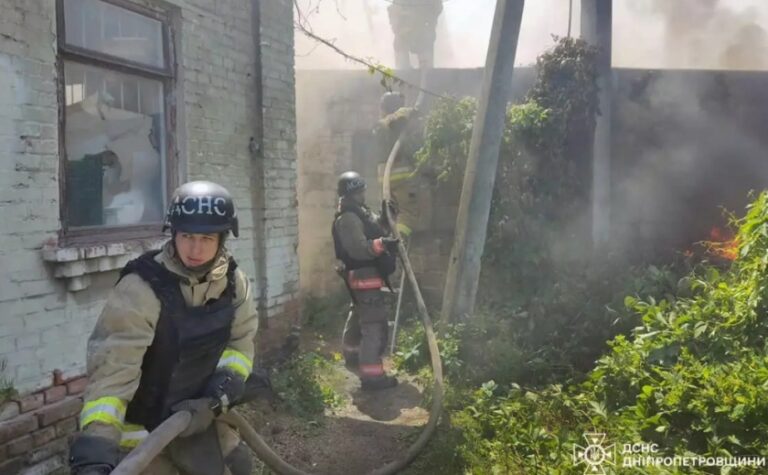 У Нікополі вогнеборці ліквідували пожежу на підприємстві, що виникла внаслідок ворожого обстрілу