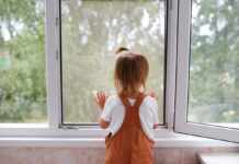 Підвіконня – не місце для ігор. В поліції нагадали про небезпеку відчинених вікон для дітей