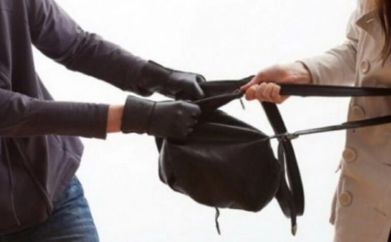 Заволодів сумкою з грошима і документами потерпілої та втік: у Кривому Розі викрили викрили 42-річного містянина