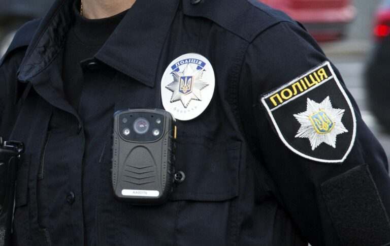 У метро Києва чоловік з ножем напав на пасажира, його затримали