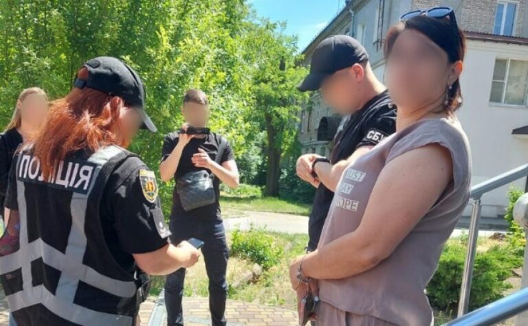 Вимагала 50 тис. доларів США за позитивне вирішення з посадовцями міської ради земельного питання: підозрюється землевпорядник