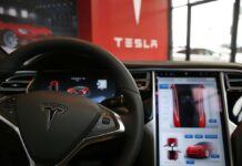Сотні протестувальників намагаються штурмувати німецький завод Tesla: в чому причина