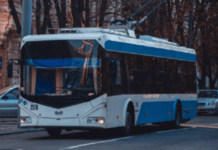 Через обстріли: у Дніпрі скоротять кількість тролейбусів та трамваїв на маршрутах