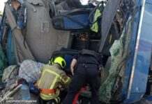 У Дніпрі в результаті ДТП вантажівка перекинулась на бік