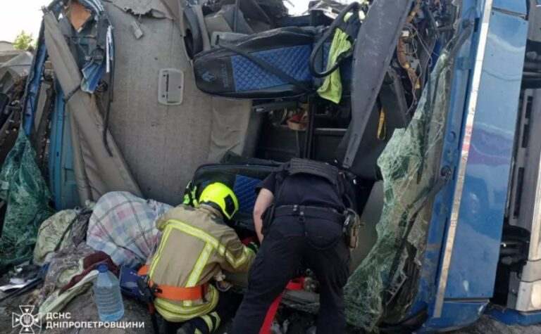 У Дніпрі в результаті ДТП вантажівка перекинулась на бік