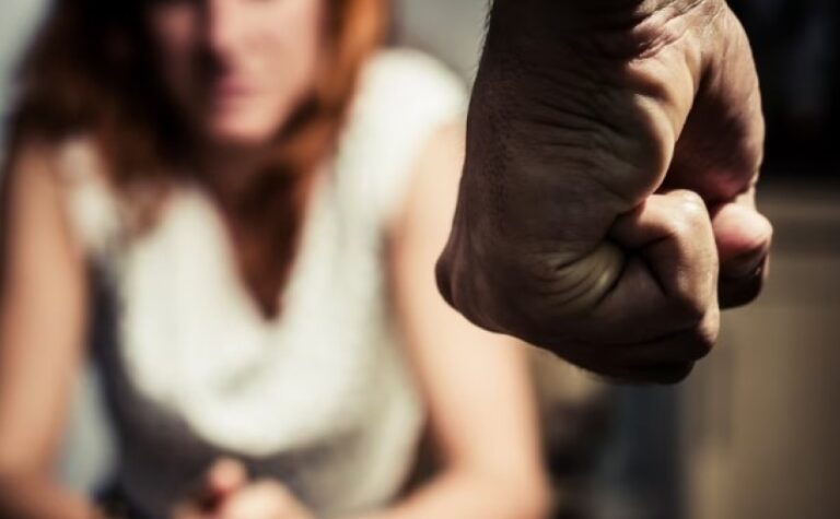 Вчиняли домашнє насильство відносно жінок: слідчі Дніпра повідомили про підозру двом кривдникам