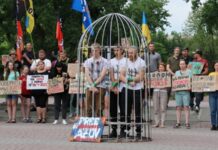 У клітці та за колючим дротом: у Запоріжжі вийшли на підтримку полонених оборонців Маріуполя