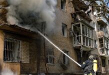 Російські військові атакували житлові будинки в Херсоні: снарядами побило дахи, вікна, балкони – ОВА
