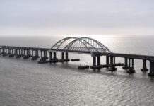 Російські військові намагаються «захистити Кримський міст» і стягнули до нього 8 барж – розвідка Британії