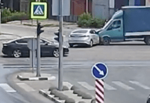 На Запорізькому шосе у Дніпрі зіткнулися Hyundai служби таксі Uklon і вантажний Mercedes: деталі