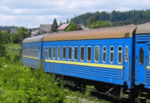 У Дніпрі жінка потрапила під пасажирський потяг: деталі